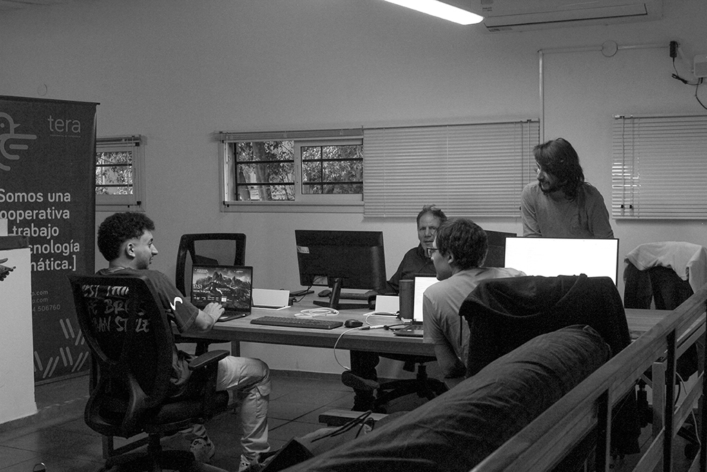Equipo TERA trabajando en oficina